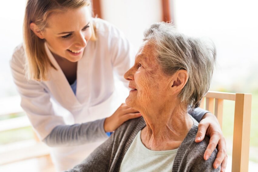 Les avantages des soins à domicile pour les personnes âgées